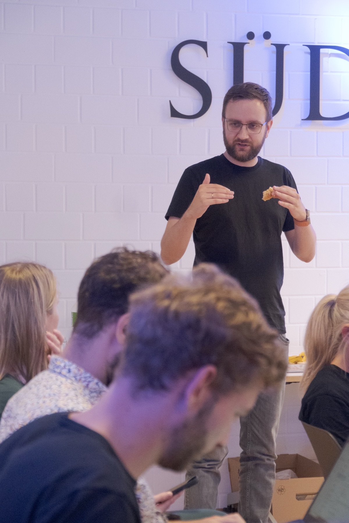 Michael Gajda arbeitet mit einem Team im Workshop